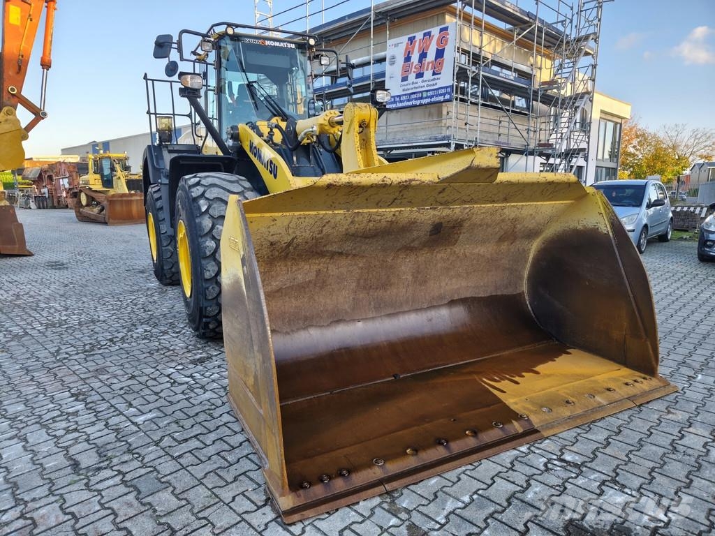 Komatsu WA 470-8 . Pyöräkuormaajat