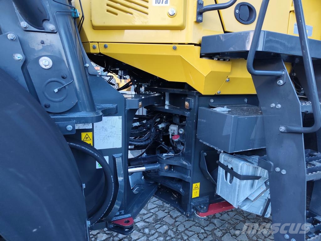 Komatsu WA 470-8 . Pyöräkuormaajat