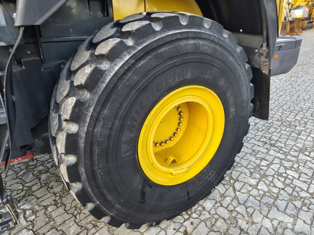 Komatsu WA 470-8 . Pyöräkuormaajat