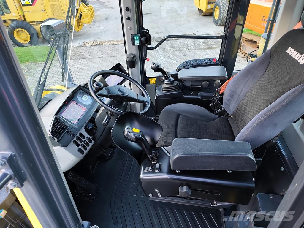 Komatsu WA 470-8 . Pyöräkuormaajat