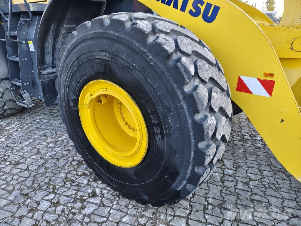 Komatsu WA 470-8 . Pyöräkuormaajat