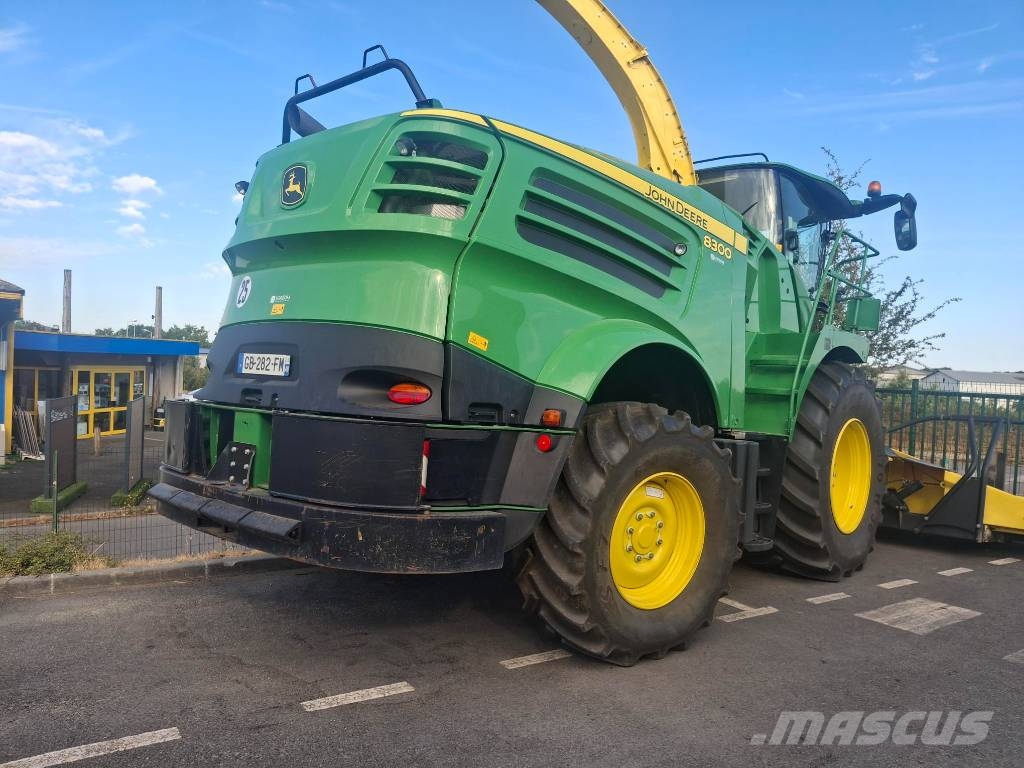 John Deere 8300 حصادات الأعلاف