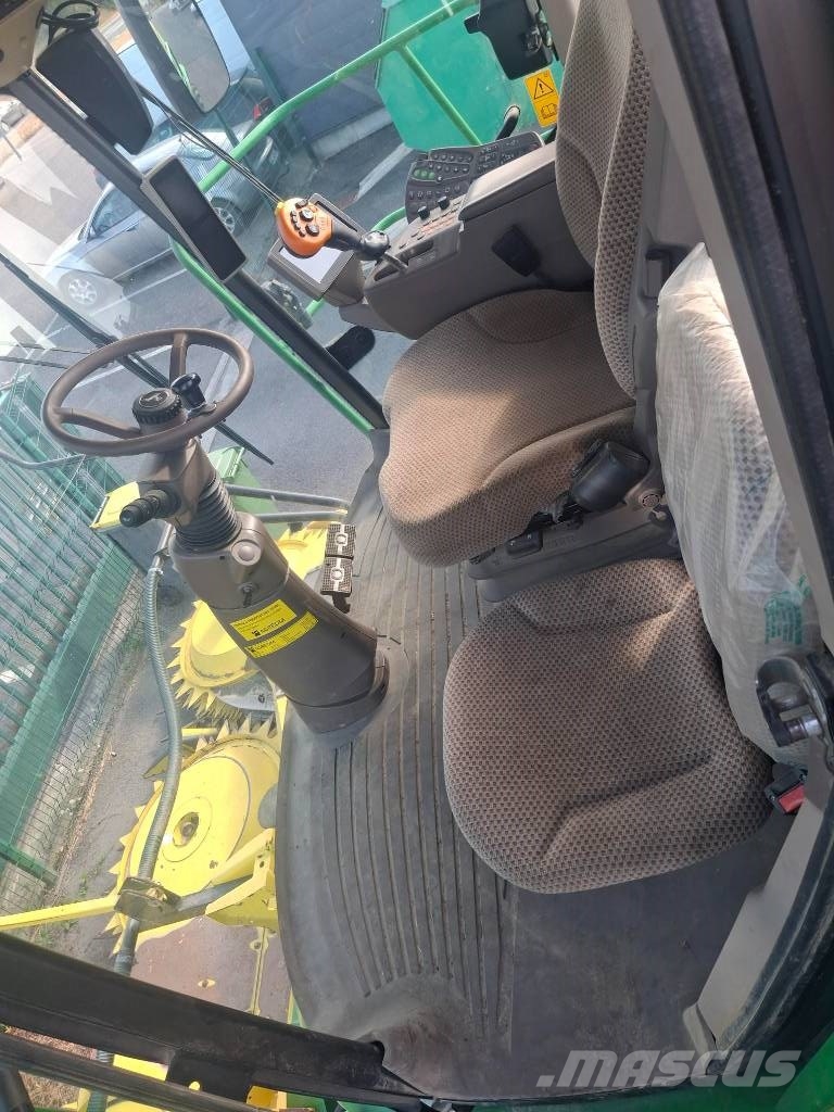 John Deere 8300 حصادات الأعلاف