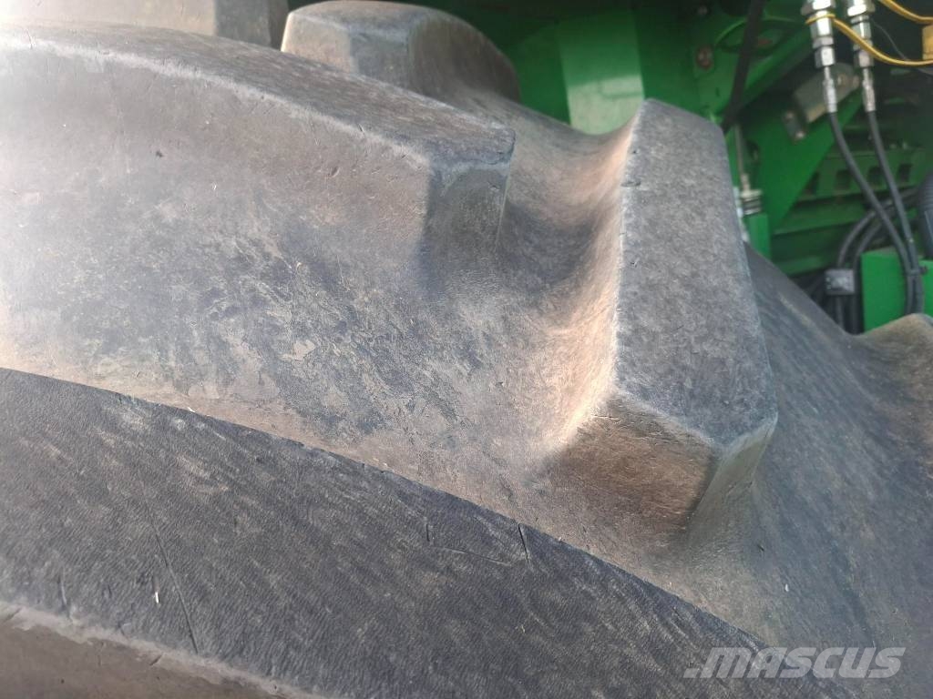 John Deere 8300 حصادات الأعلاف