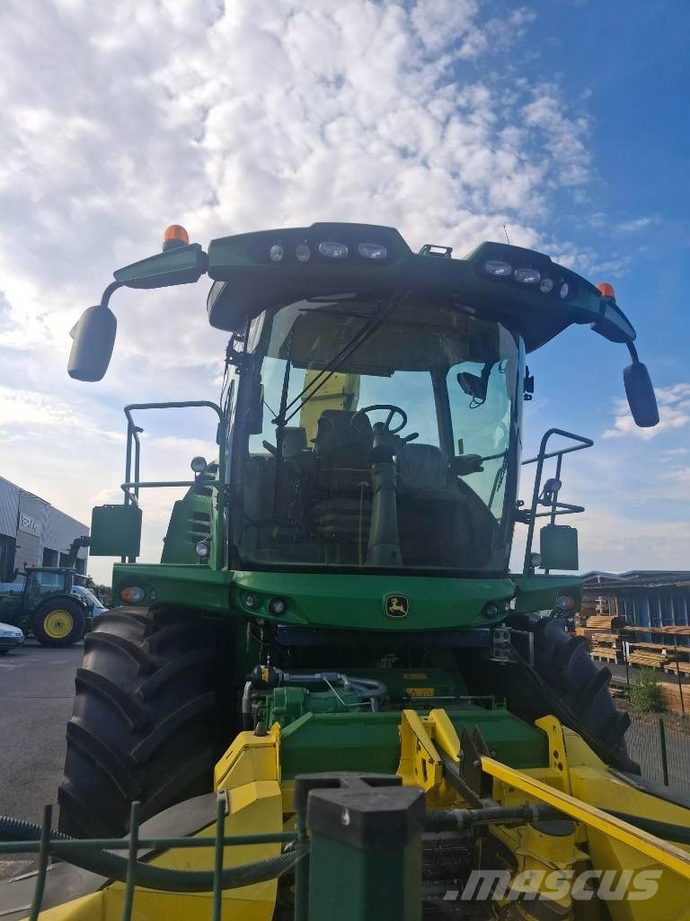 John Deere 8300 حصادات الأعلاف