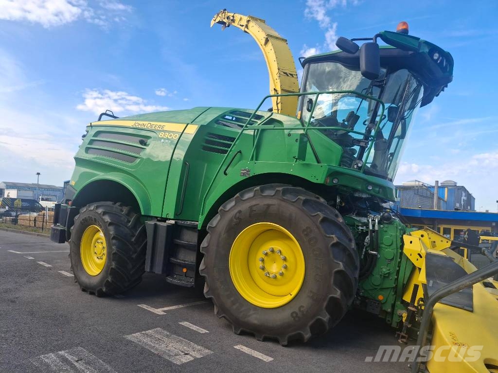 John Deere 8300 حصادات الأعلاف