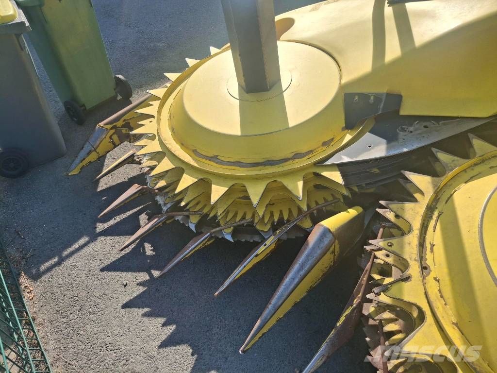 John Deere 8300 حصادات الأعلاف