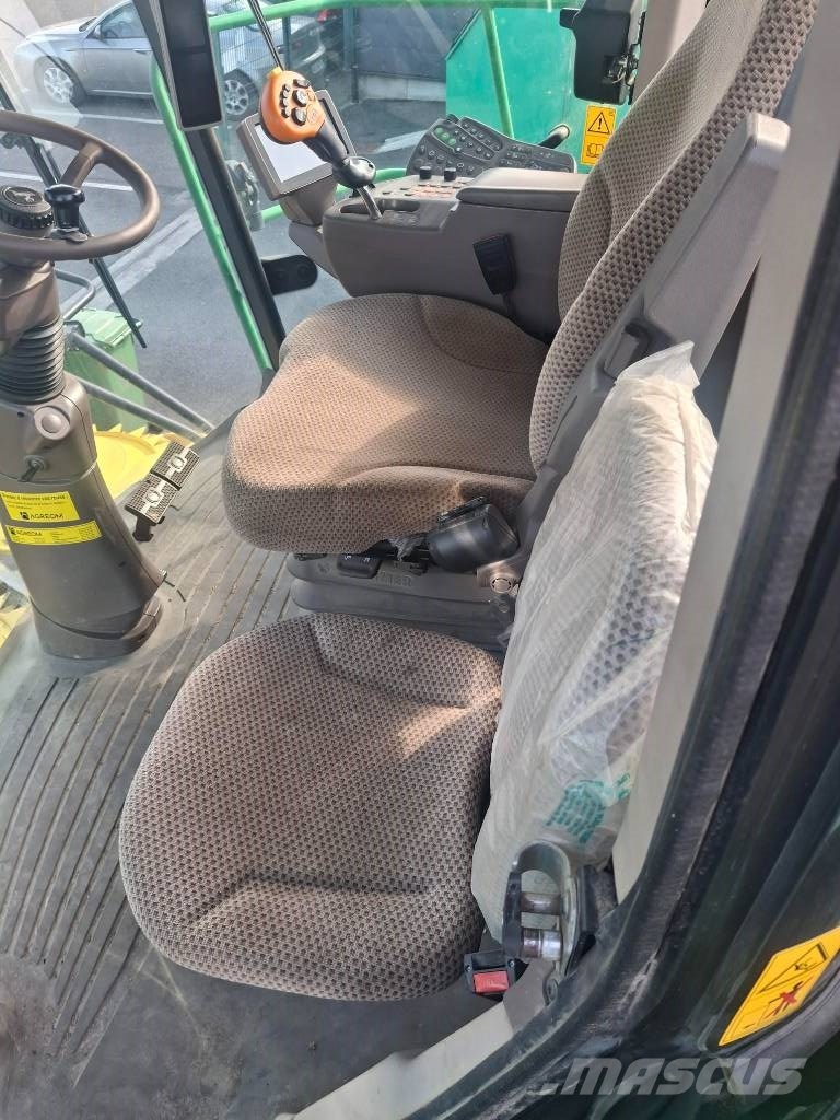 John Deere 8300 حصادات الأعلاف