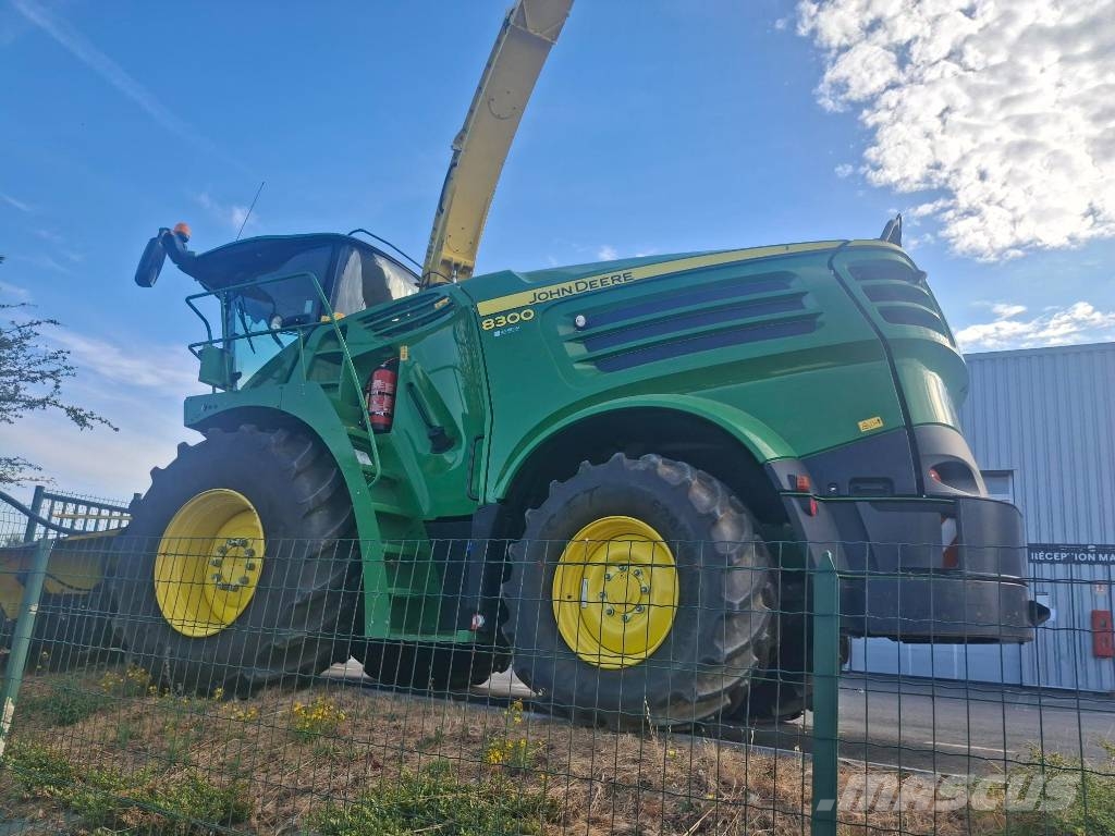 John Deere 8300 حصادات الأعلاف