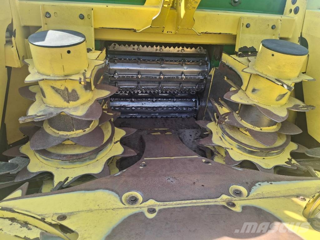 John Deere 8300 حصادات الأعلاف