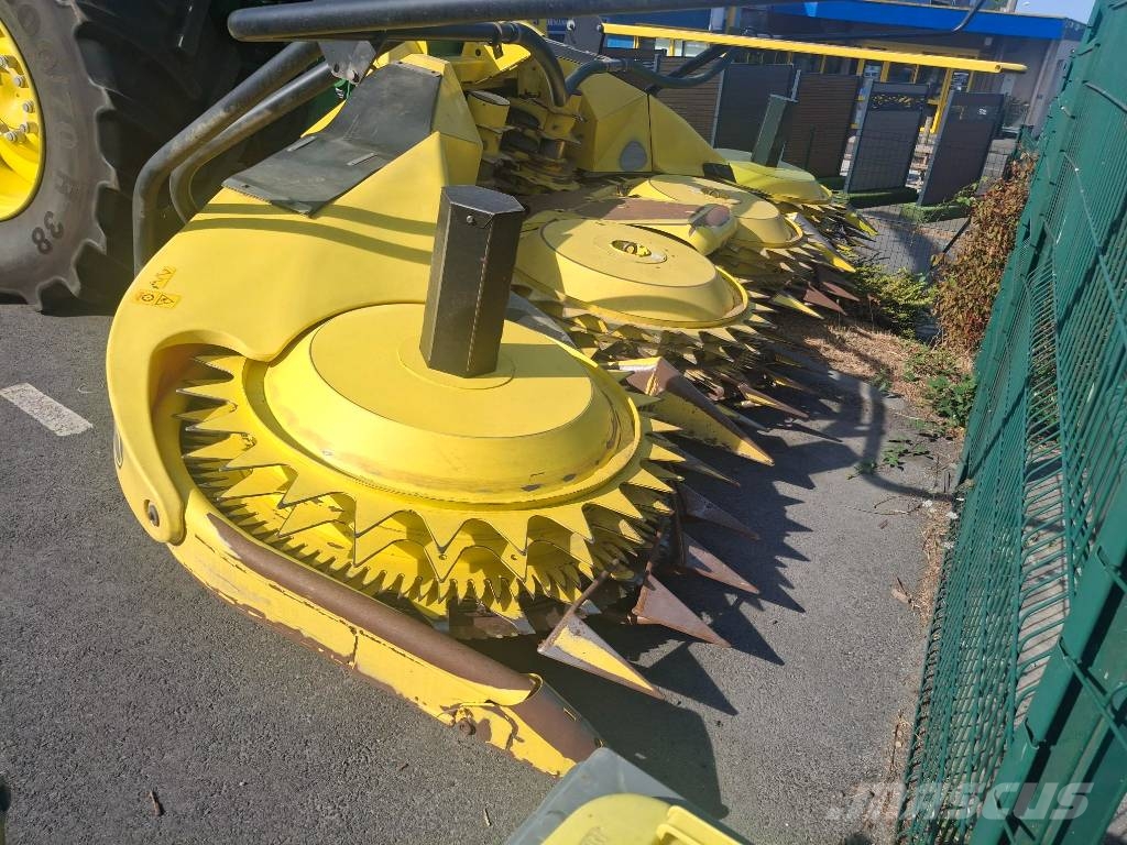John Deere 8300 حصادات الأعلاف