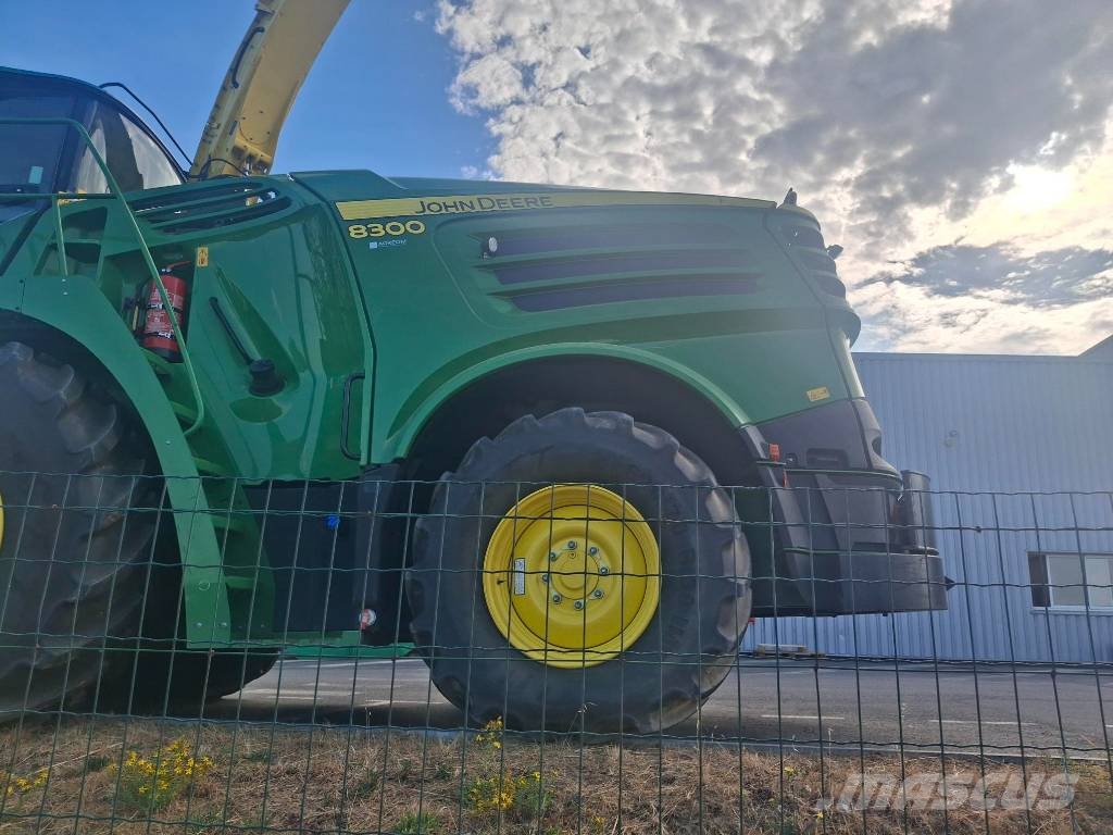 John Deere 8300 حصادات الأعلاف