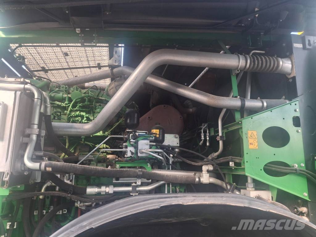 John Deere 8300 حصادات الأعلاف