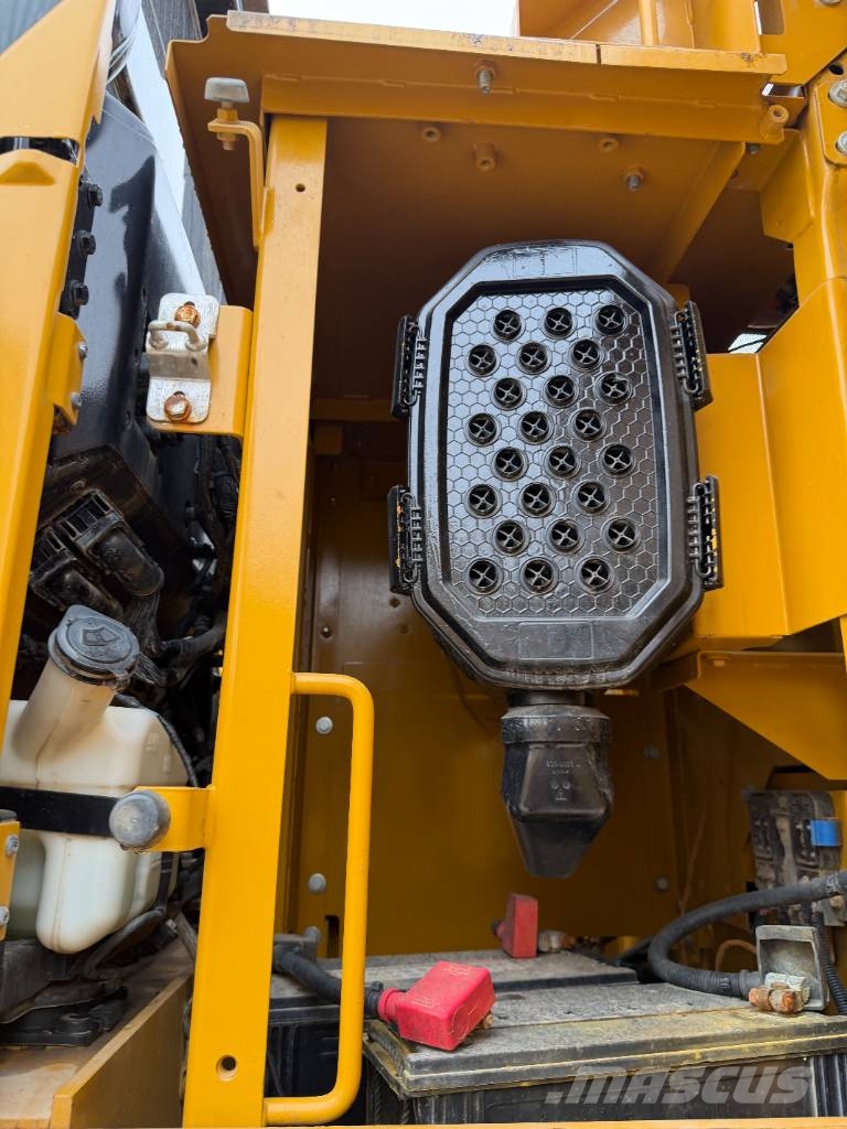 CAT 336GC 3000 units excavators in stock Bagri goseničarji