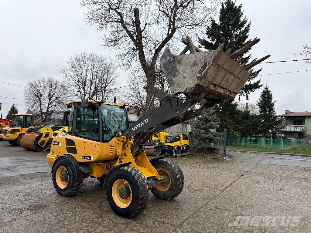 Volvo L 28 F لوادر بعجل