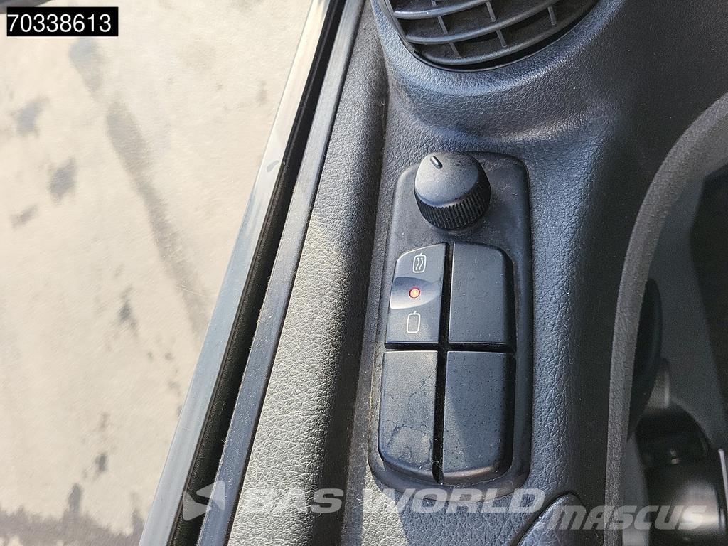 Mercedes-Benz Actros 1218 4X2 12t Manual Tailgate Euro 5 APK 06- Camiones caja cerrada