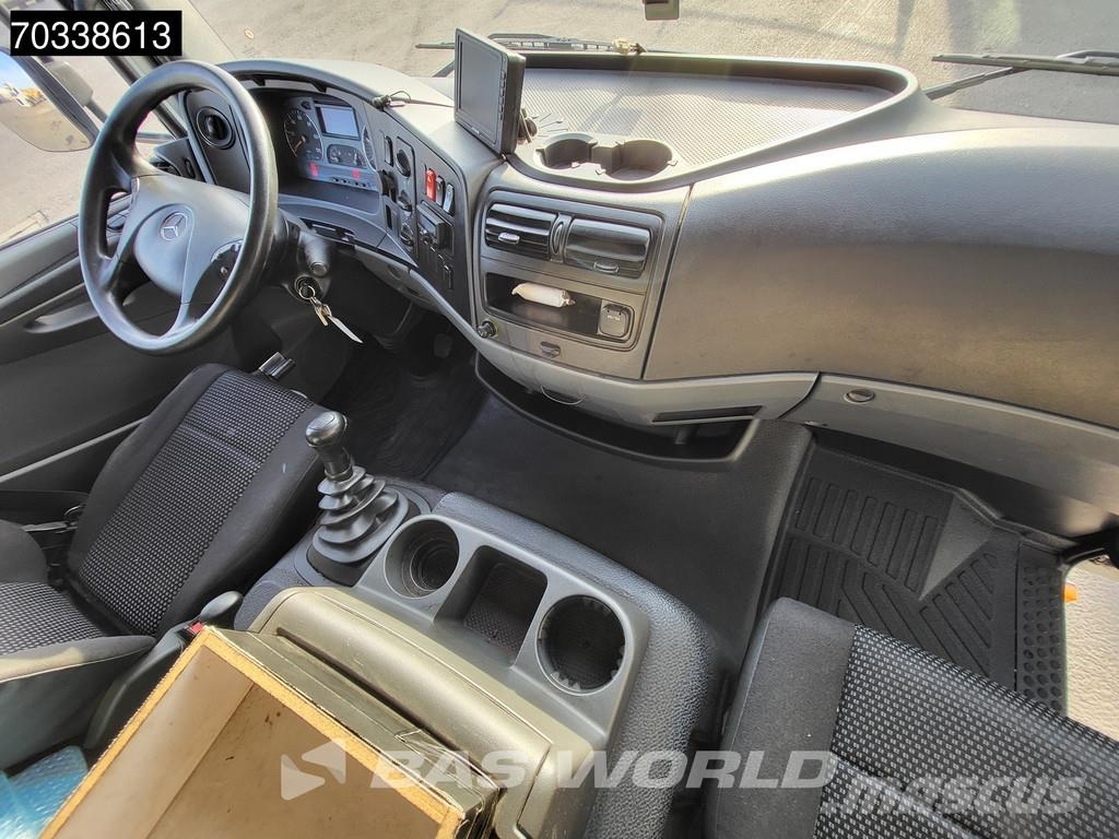 Mercedes-Benz Actros 1218 4X2 12t Manual Tailgate Euro 5 APK 06- Camiones caja cerrada