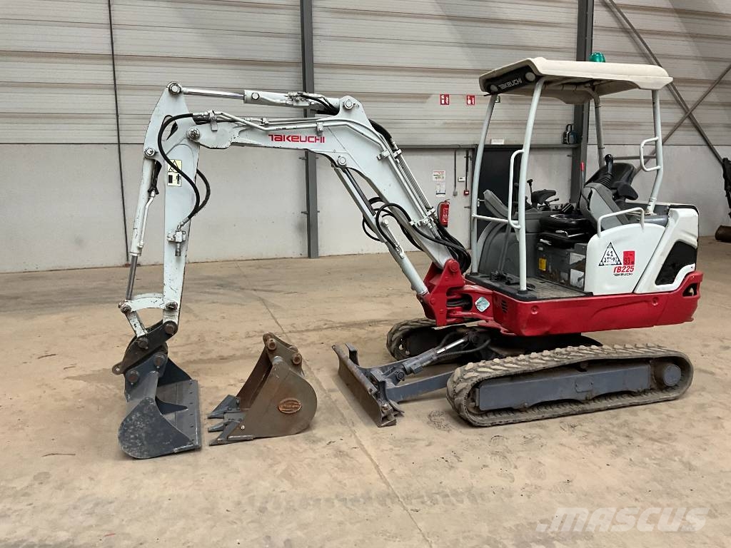 Takeuchi TB 225 حفارات صغيرة أقل من 7 طن (حفارات صغيرة)