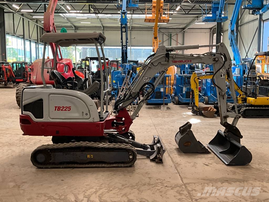 Takeuchi TB 225 حفارات صغيرة أقل من 7 طن (حفارات صغيرة)