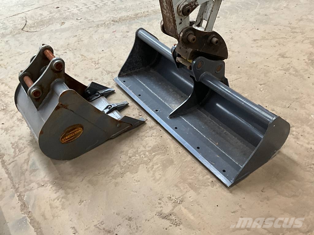 Takeuchi TB 225 حفارات صغيرة أقل من 7 طن (حفارات صغيرة)