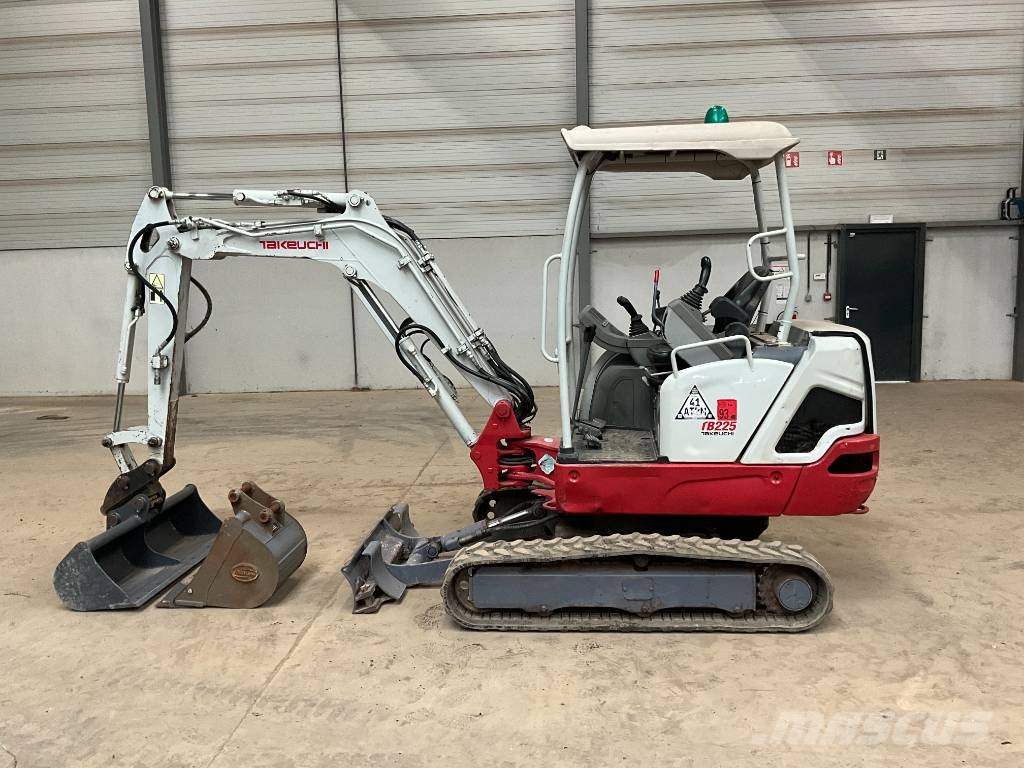 Takeuchi TB 225 حفارات صغيرة أقل من 7 طن (حفارات صغيرة)