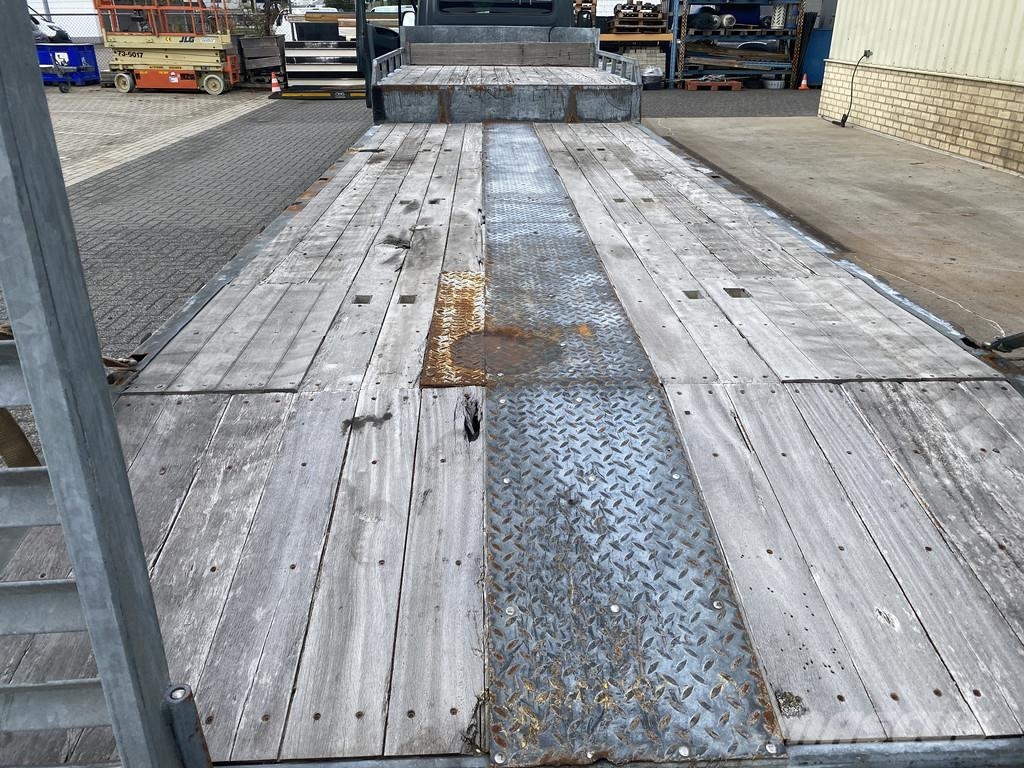 Iveco + Veldhuizen, 15.000 kg. BE-Combi Daily 35C18 + P3 Semi-remorca agabaritica