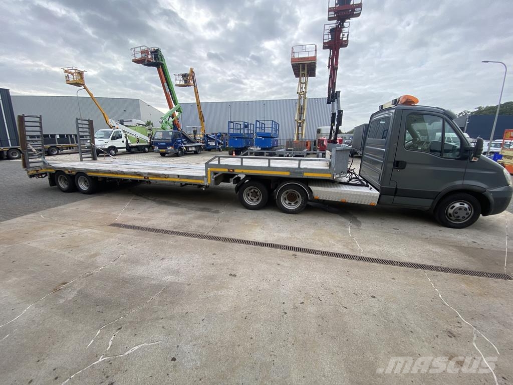 Iveco + Veldhuizen, 15.000 kg. BE-Combi Daily 35C18 + P3 Semi-remorca agabaritica