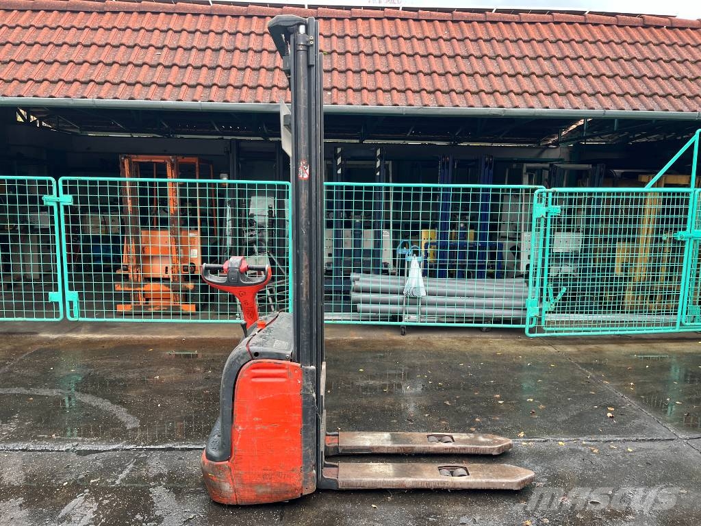 Linde L12 /379/ V-4229 OB Stand-in stackers