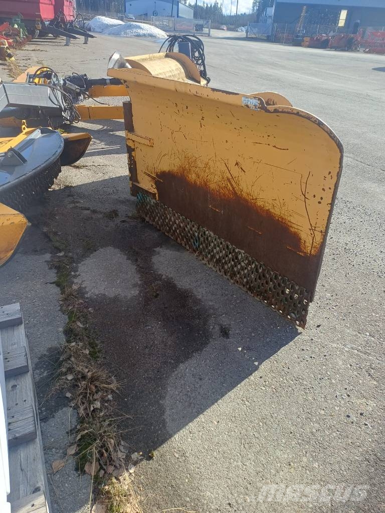 Rote Nivelaura 320 حراثات ونصول الجليد