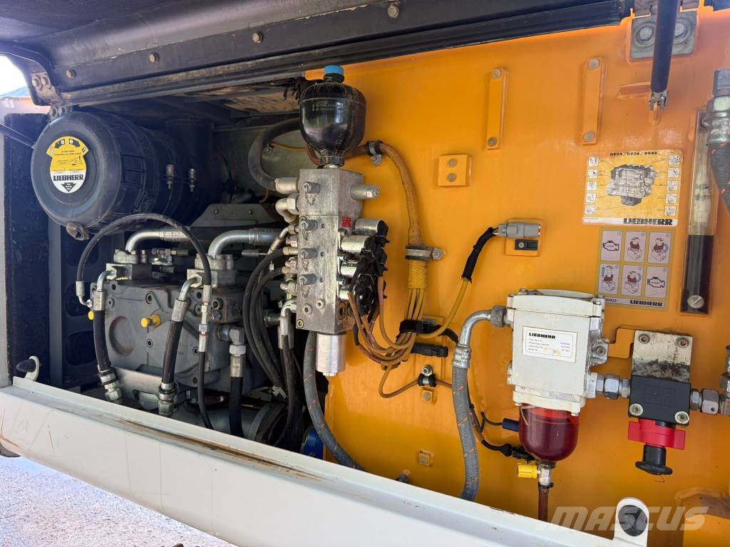 Liebherr R 924 (3 meter wide) Roomikekskavaatorid