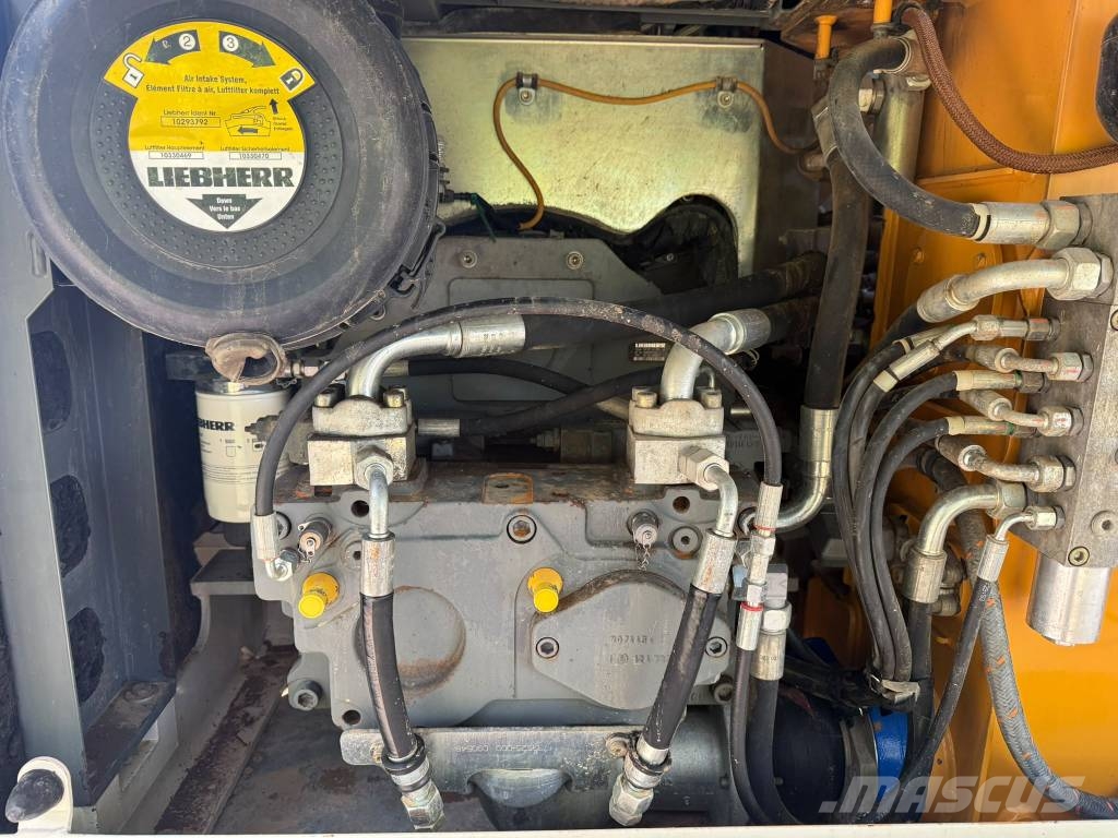 Liebherr R 924 (3 meter wide) Roomikekskavaatorid