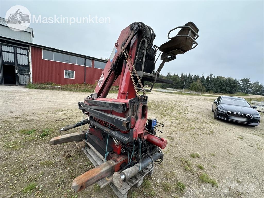 HMF 1253 K3 TS Camion plateau ridelle avec grue
