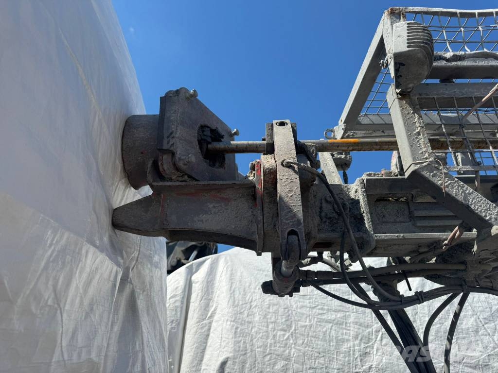 Sandvik Commando DC 300Ri S5 مطارق دق خوازيق هيدروليكية