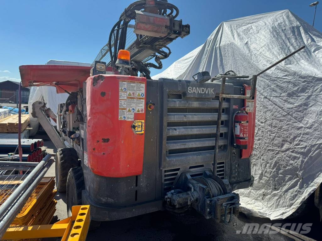 Sandvik Commando DC 300Ri S5 مطارق دق خوازيق هيدروليكية