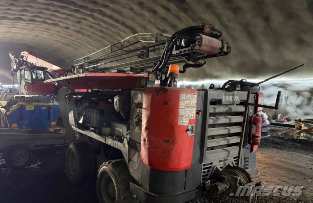Sandvik Commando DC 300Ri S5 مطارق دق خوازيق هيدروليكية