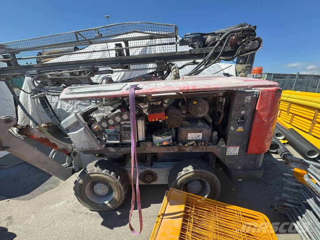 Sandvik Commando DC 300Ri S5 مطارق دق خوازيق هيدروليكية