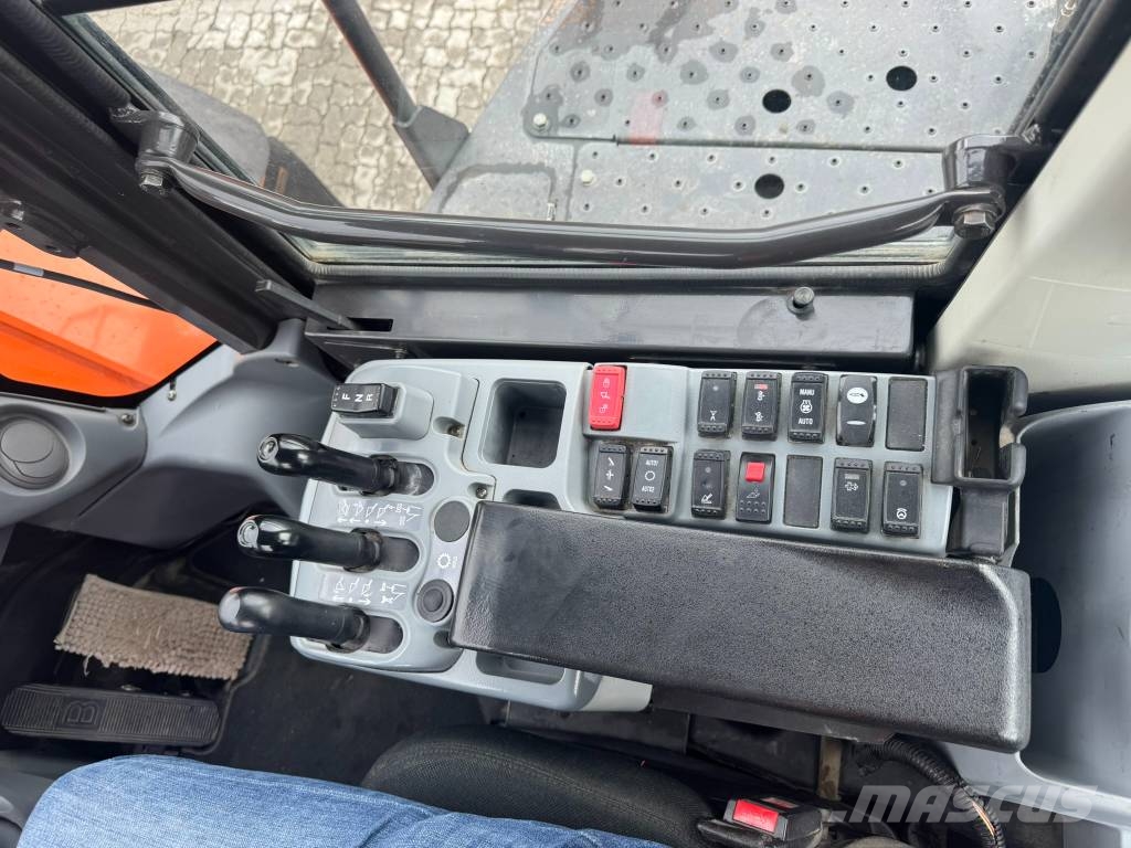 Hitachi ZW 370-6 Gumikerekes homlokrakodók