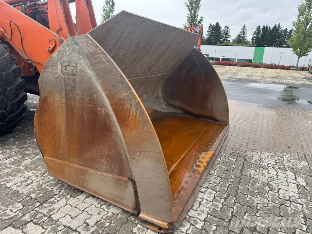 Hitachi ZW 370-6 Gumikerekes homlokrakodók