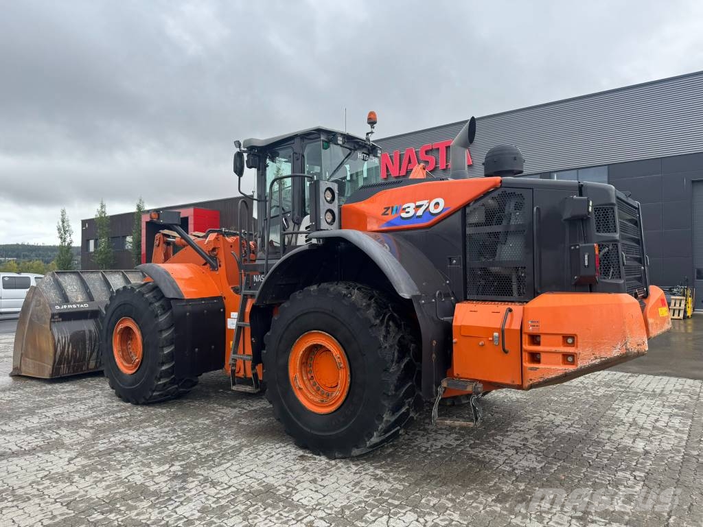 Hitachi ZW 370-6 Gumikerekes homlokrakodók