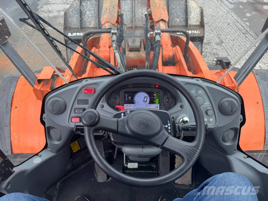 Hitachi ZW 370-6 Gumikerekes homlokrakodók