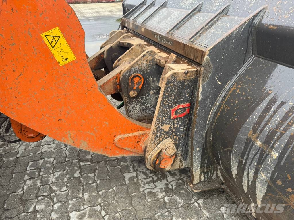 Hitachi ZW 370-6 Gumikerekes homlokrakodók