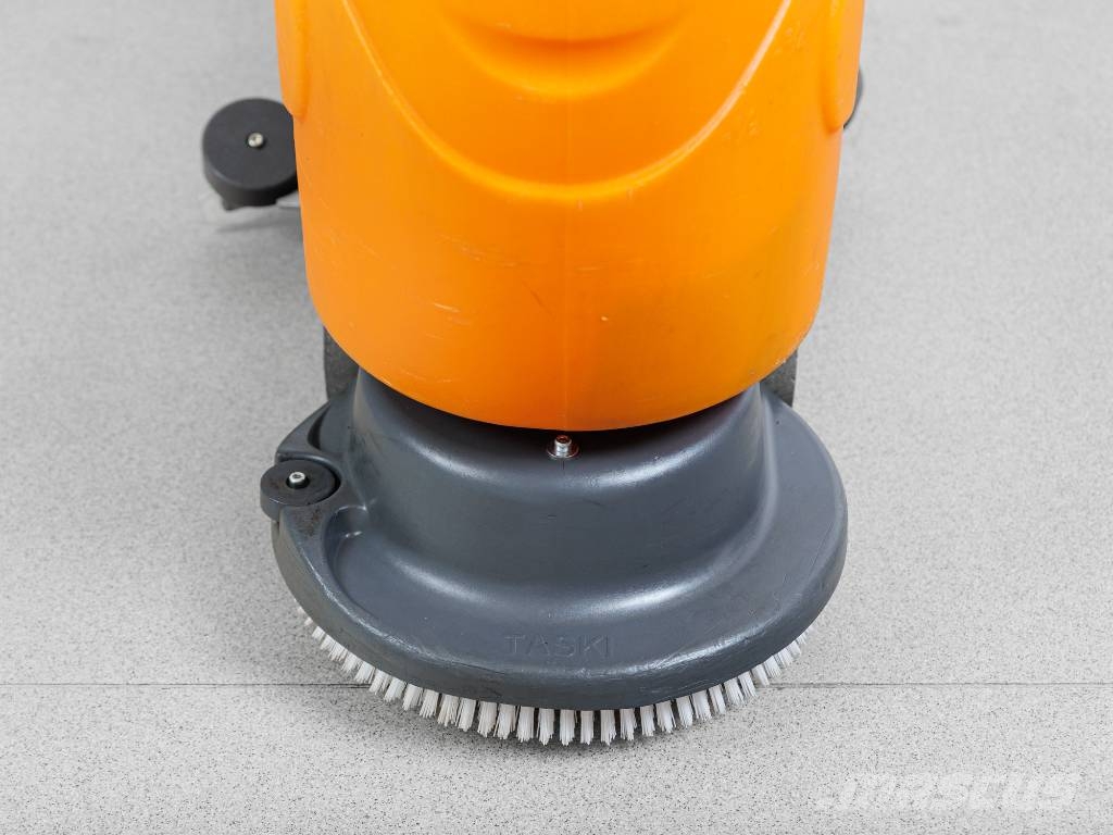 Taski SWINGO 755 B - NEW BATTERIES Strojevi za čiščenje i ribanje podova