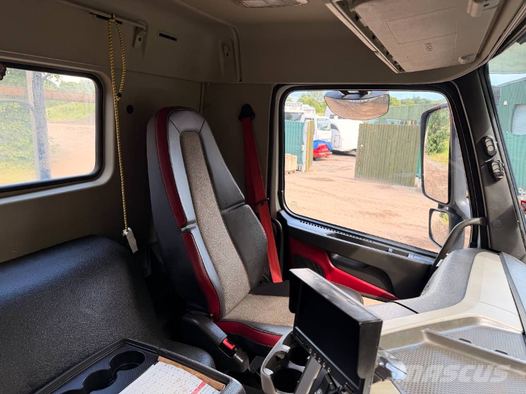 Volvo FM 380 8 X 2 Beavertail Flatbed Cheesewedge Camiones de superficie plana/cabrestantes