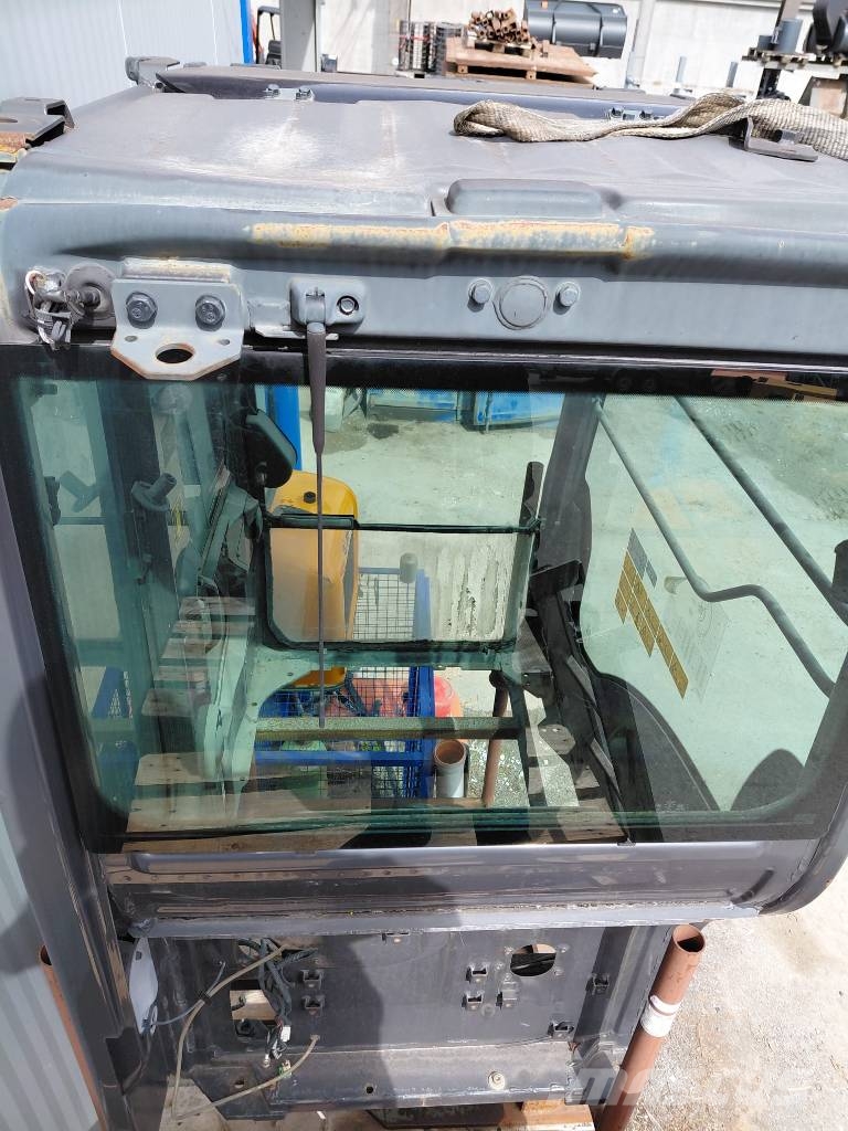 Hitachi ZX 135 Kabine حفارات زحافة
