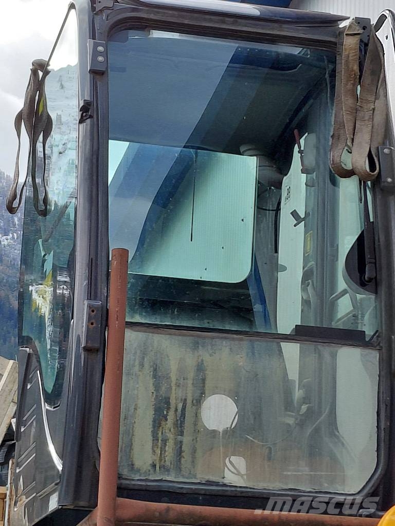 Hitachi ZX 135 Kabine حفارات زحافة