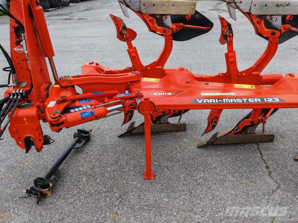 Kuhn Vari-Master 123 Huutokaupassa Paluuaurat