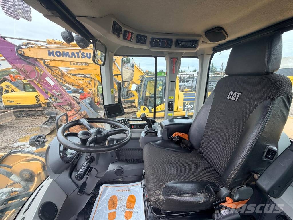 CAT 930 Rataslaadurid