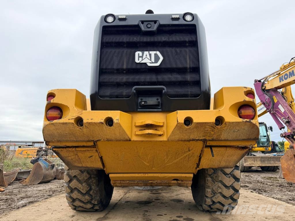 CAT 930 Rataslaadurid
