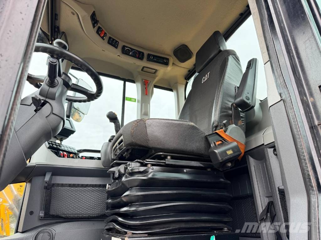 CAT 930 Rataslaadurid