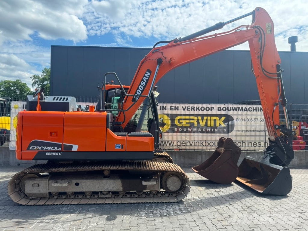 Doosan DX 140 LC-5 حفارات زحافة